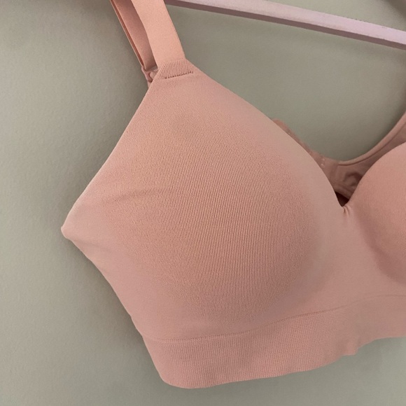 Seamless Blush Bra - Picture 2 of 5